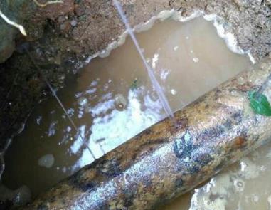 屯留楼顶渗水维修公司分享下地暖漏水的原因及检测方法。